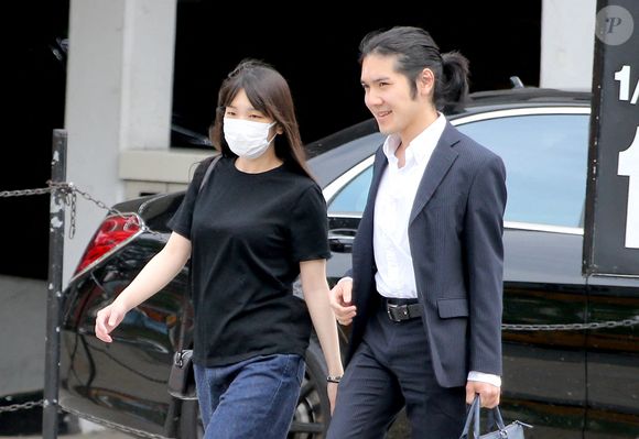 Exclusif. Mako Komuro ex Princesse Mako avec son mari Kei Komuro marchant et souriant ensemble puis Mako faisant du shopping à "Sullivan Street Bakery" "CVS Pharmacy" et le supermarché D'Agostino autour de Hell's Kitchen à New York, NY le 7 Juin 2022. Photo de Dylan Travis/ABACAPRESS.COM