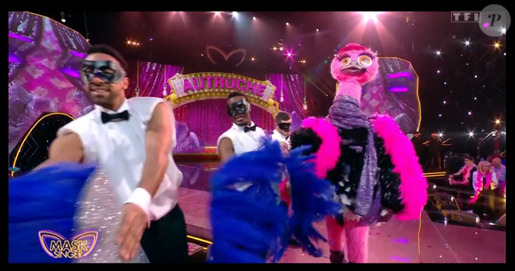 L'Autruche démasquée dans "Mask Singer 2025" par Chantal Ladesou et Laurent Ruquier. Il s'agit de Jeanfi Janssens. Emission du 2 mai 2025.