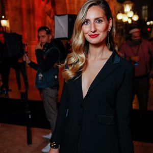 Révélant alors n'avoir "pas encore" pris connaissance de la plainte pour diffamation de Pierre Ménès à son encontre. "J'ai su qu'il l'avait fait, mais j'ai pas été notifiée encore. Je ne sais pas d'ailleurs comment cela se passe. C'est la première fois qu'on porte plainte contre moi."

Exclusif - Marie Portolano - People au défilé Etam Live Show 2021 à l'Opéra Garnier à Paris le 4 octobre 2021.
© Cyril Moreau / Rachid Bellak / Bestimage