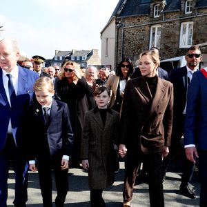 Le prince Albert II de Monaco, La princesse Charlène de Monaco, Le prince Jacques de Monaco, marquis des Baux, La princesse Gabriella de Monaco, comtesse de Carladès lors d'une visite à Matignon le 9 avril 2025. © Dominique Jacovides / Bestimage
