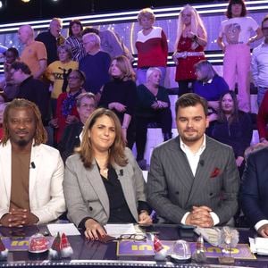 Exclusif - Marjolaine, Rost, Valérie Benaim, Gauthier Le Bret, Fabien Lecoeuvre,  sur le plateau de l’enregistrement de l’émission « Face à Hanouna » présentée par C.Hanouna et diffusée sur C8 le 30 novembre 2024, à Paris, France, le 28 novembre 2024. © Jack Tribeca / Bestimage