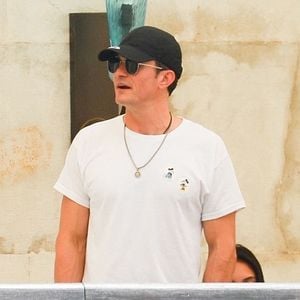 En effet, depuis de nombreux jours, les tabloïds américains affirment que l'acteur et la chanteuse sont séparés.

Orlando Bloom est à Venise pour assister au mariage de Jeff Bezos et Lauren Sanchez (26 - 28 juin 2025), le 26 juin 2025, sur fond de rumeurs de séparation avec sa fiancée, K.Perry.
©Backgrid UK/ Bestimage