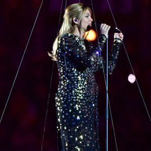 La chanteuse Louane (Louane Emera), représentante de la France au concours de l'Eurovision, interpréte pour la première fois son titre Maman, en hommage à sa mère décédée lorsqu'elle avait 17 ans, devant les 80 000 spectateurs, suspendue sur une plateforme, plusieurs mètres au-dessus de la pelouse et des musiciens, du Stade de France à la mi-temps du match du Tournoi des Six Nations opposant la France à l'Écosse, à Saint-Denis, Seine Saint-Denis, France, le 15 mars 2025. © CHristian Liewig/Bestimage