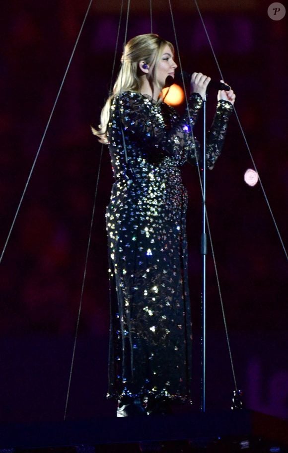 La chanteuse Louane (Louane Emera), représentante de la France au concours de l'Eurovision, interpréte pour la première fois son titre Maman, en hommage à sa mère décédée lorsqu'elle avait 17 ans, devant les 80 000 spectateurs, suspendue sur une plateforme, plusieurs mètres au-dessus de la pelouse et des musiciens, du Stade de France à la mi-temps du match du Tournoi des Six Nations opposant la France à l'Écosse, à Saint-Denis, Seine Saint-Denis, France, le 15 mars 2025. © CHristian Liewig/Bestimage