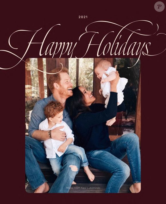Carte de voeux du prince Harry, duc de Sussex, et Meghan Markle avec leurs enfants, Archie et Lilibet. Sur cette photo, prise l'été dernier à leur domicile de Montecito (Californie), le prince Harry tient dans ses bras Archie, 2 ans tandis que Lilibet, 6 mois, est portée dans les bras de sa mère. Sur la carte de voeux, le couple écrit, "En cette année 2021, nous avons accueilli notre fille Lilibet au monde. Archie a fait de nous une maman et un papa, et Lili a fait de nous une famille", avant d'ajouter avoir fait des donations à des oeuvres venant en aide aux familles, dont les réfugiés afghans aux Etats-Unis. Montecito. Eté 2021. 
© Photo by Alexi Lubomirski, Copyright owned by Prince Harry and Meghan, The Duke and Duchess of Sussex via Bestimage