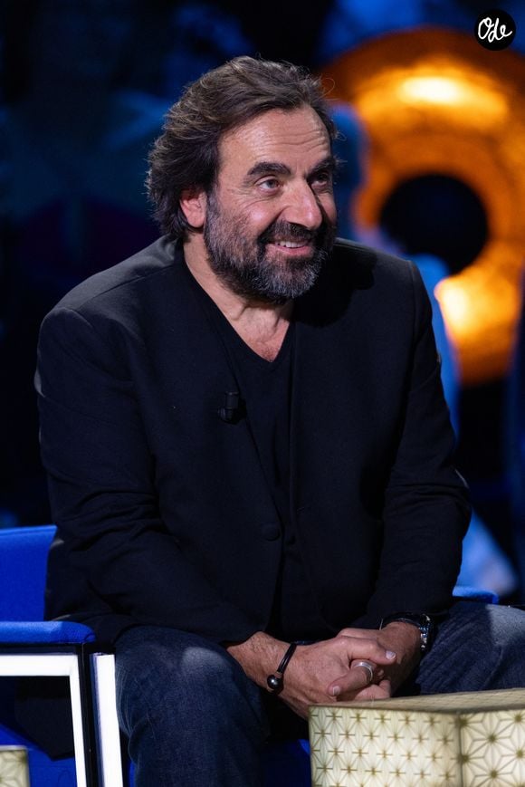 Exclusif - André Manoukian lors de l'enregistrement de l'émission "La Boîte à secrets", présentée par F.Bollaert et diffusée le 16 janvier 2026 sur France 3, dans les studios du Lendit à Saint-Denis, France, le 16 décembre 2025. © Cyril Moreau/Bestimage