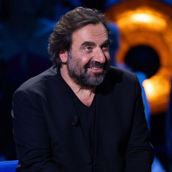 Exclusif - André Manoukian lors de l'enregistrement de l'émission "La Boîte à secrets", présentée par F.Bollaert et diffusée le 16 janvier 2026 sur France 3, dans les studios du Lendit à Saint-Denis, France, le 16 décembre 2025. © Cyril Moreau/Bestimage