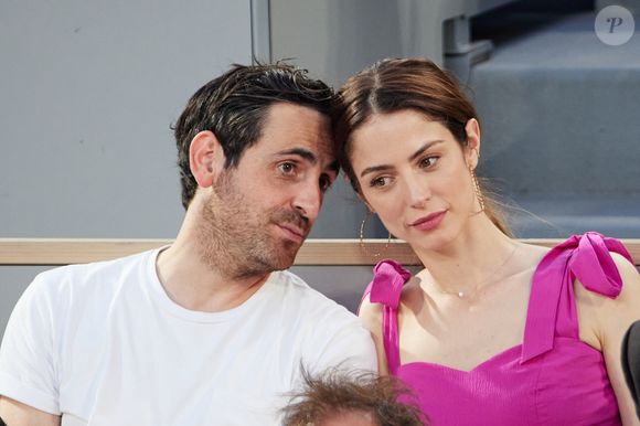 Camille Combal et sa femme Marie en tribunes lors des Internationaux de France de tennis de Roland Garros 2023, à Paris.

 Photo : Jacovides-Moreau / Bestimage