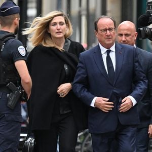 Julie Gayet et François Hollande en la basilique Sainte-Clotilde à Paris (7ème) le 12 juin 2026. L’ancienne première dame de France est décédée le 5 juin 2026 à l’âge de 93 ans. © Jacovides / Liewig / Bestimage