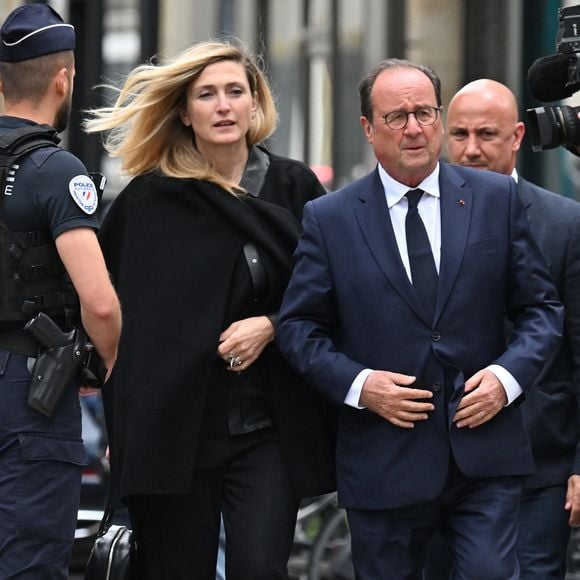 Julie Gayet et François Hollande en la basilique Sainte-Clotilde à Paris (7ème) le 12 juin 2026. L’ancienne première dame de France est décédée le 5 juin 2026 à l’âge de 93 ans. © Jacovides / Liewig / Bestimage