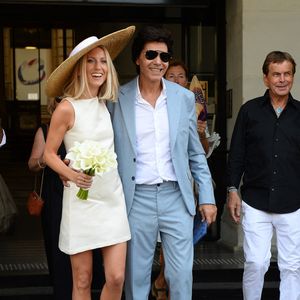 Les jeunes mariés, Jean-Luc Lahaye et sa femme Paola (Lahaye-Aubin) à la sortie de la mairie du 18ème arrondissement de Paris - J.L.Lahaye s'est marié en secondes noces avec sa compagne P.Aubin à la mairie du 18ème arrondissement de Paris, le 2 juillet 2025. © Agence / Bestimage