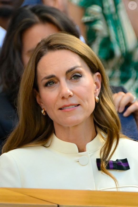 L’après-midi, elle mise sur des encas simples comme des baies de goji, des légumes crus ou du popcorn nature. 

La princesse Catherine (Kate) Middleton, princesse de Galles lors de la finale dame des internationaux de tennis de Wimbledon le 12 juillet 2025.

© Chryslène Caillaud / PsnewZ/ Bestimage