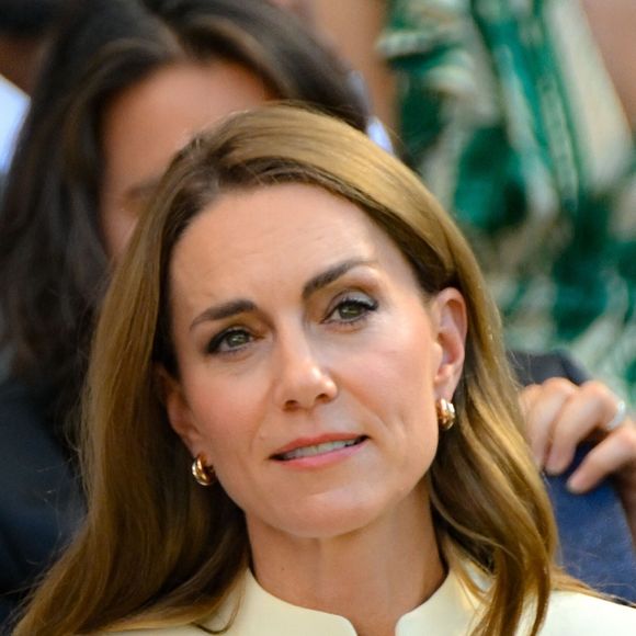 L’après-midi, elle mise sur des encas simples comme des baies de goji, des légumes crus ou du popcorn nature. 

La princesse Catherine (Kate) Middleton, princesse de Galles lors de la finale dame des internationaux de tennis de Wimbledon le 12 juillet 2025.

© Chryslène Caillaud / PsnewZ/ Bestimage