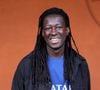 Dans ce cocon familial, il partage la vie d'Emilie Rouquette, avec qui il est pacsé. Ensemble, le couple élève ses deux "très jeunes" enfants, Ambre et Eden.

Mory Sacko au village pour la session nocturne lors des Internationaux de France de Tennis de Roland Garros 2025, le 1er Juin 2025 à Paris. © Dominique Jacovides / Bestimage