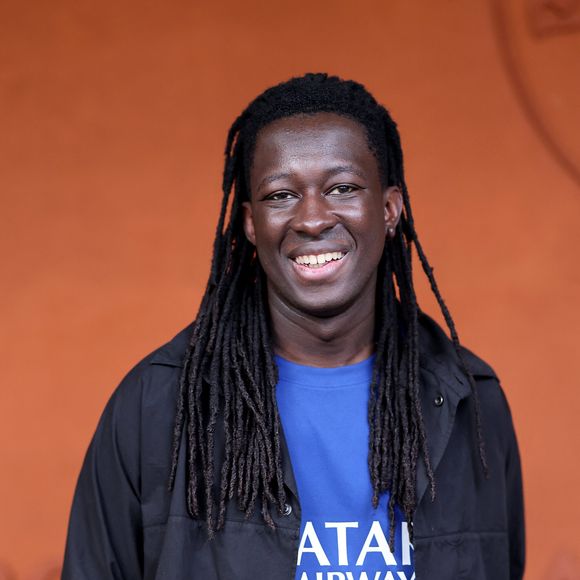 Dans ce cocon familial, il partage la vie d'Emilie Rouquette, avec qui il est pacsé. Ensemble, le couple élève ses deux "très jeunes" enfants, Ambre et Eden.

Mory Sacko au village pour la session nocturne lors des Internationaux de France de Tennis de Roland Garros 2025, le 1er Juin 2025 à Paris. © Dominique Jacovides / Bestimage