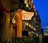 La table devient « La Grande Table du Plaza Athénée ».

L'hôtel Plaza Athénée au 25 Avenue Montaigne - Illustration des Illuminations de Noël dans les rues de Paris le 26 novembre 2024. © Christian Liewig/Bestimage