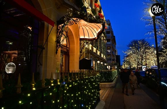 La table devient « La Grande Table du Plaza Athénée ».

L'hôtel Plaza Athénée au 25 Avenue Montaigne - Illustration des Illuminations de Noël dans les rues de Paris le 26 novembre 2024. © Christian Liewig/Bestimage