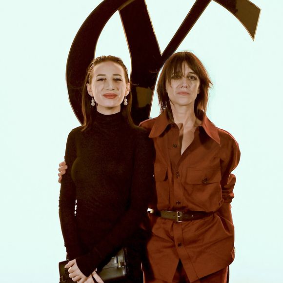 L’art semble être une affaire de famille chez les Gainsbourg.

Alice Attal et Charlotte Gainsbourg au photocall du défilé Saint Laurent lors de la fashion week à Paris (PFW).

© Olivier Borde / Bestimage