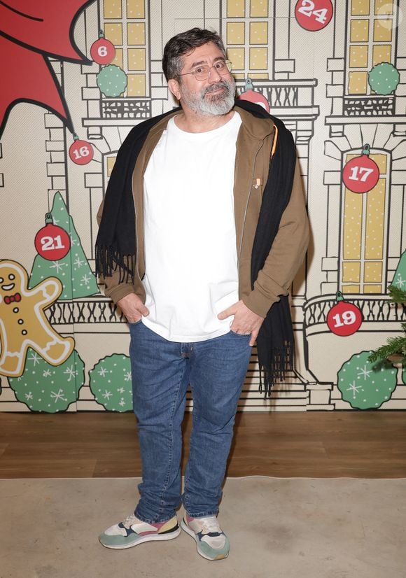 Alain Degois, alias Papy lors de l'ouverture d'un pop-up éphémère Star Academy inspiré du château de Dammarie-les-Lys dans le quartier de la République à Paris baptisé "L'appart de Noël" le 17 décembre 2025.
© Coadic Guirec / Bestimage