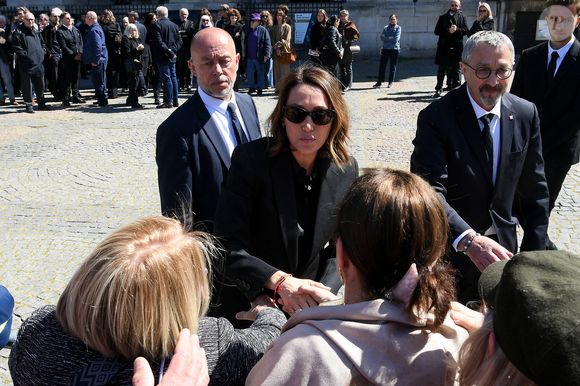 De nombreuses personnalités du cinéma et de la télévision française ont assisté à la cérémonie pour lui rendre un dernier hommage. 

Laura Smet - Sorties des obsèques de Nathalie Baye en l'église Saint-Sulpice à Paris le 24 avril 2026. © Lionel Urman / Bestimage