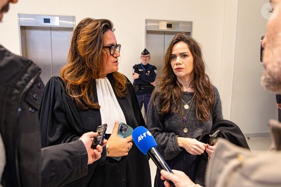 Cette peine est supérieure aux réquisitions du parquet, qui avait demandé six mois d’emprisonnement avec sursis. 

Caroline Barel et son avocate - L'ancien présentateur de l'émission Danse avec les stars sur TF1, Vincent Cerutti a été condamné à huit mois de prison avec sursis pour agression sexuelle par le tribunal correctionnel de Paris sur son ancienne collègue à Chérie FM, à Paris, France, le 4 février 2026. Il avait alors mordu les fesses d'une collègue, à Caroline Barel, lui laissant une marque qualifiée d'" assez impressionnante " par le président du tribunal au moment du procès. © Florian Savina/Bestimage