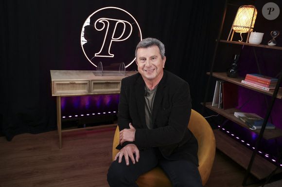 Pascal Bataille en interview pour "Purepeople", avec le format "En privé avec"