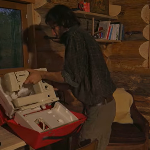 Vianney en pleine construction de sa cabane en bois sur YouTube.