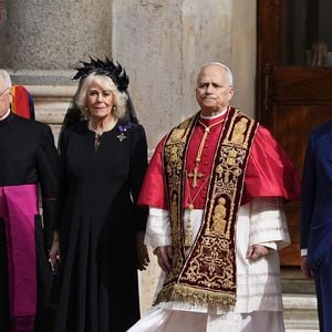 Le roi Charles III d'Angleterre et Camilla Parker Bowles, reine consort d'Angleterre, quittent le pape Léon XIV après avoir assisté au service œcuménique dans la chapelle Sixtine au Vatican, le 23 octobre 2025. Photo par PA Photo/ Bestimage