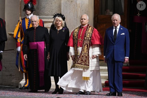 Le roi Charles III d'Angleterre et Camilla Parker Bowles, reine consort d'Angleterre, quittent le pape Léon XIV après avoir assisté au service œcuménique dans la chapelle Sixtine au Vatican, le 23 octobre 2025. Photo par PA Photo/ Bestimage