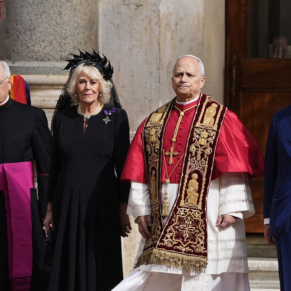 Le roi Charles III d'Angleterre et Camilla Parker Bowles, reine consort d'Angleterre, quittent le pape Léon XIV après avoir assisté au service œcuménique dans la chapelle Sixtine au Vatican, le 23 octobre 2025. Photo par PA Photo/ Bestimage
