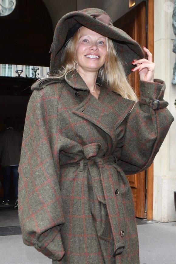Elle affiche également un style plus mature et moderne tout en restant magnétique.

Pamela Anderson à la Fashion Week de Paris.
© Backgrid USA / Bestimage
