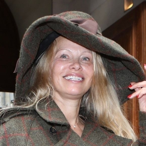 Elle affiche également un style plus mature et moderne tout en restant magnétique.

Pamela Anderson à la Fashion Week de Paris.
© Backgrid USA / Bestimage