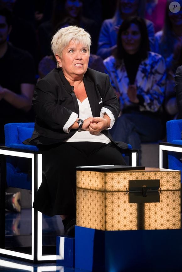 Avant cela, elle a eu des problèmes de dos

Exclusif - Mimie Mathy à l'enregistrement de l'émission "La Boîte à secrets 4" à Paris,le 23 janvier 2020

Photo : Tiziano Da Silva / Bestimage