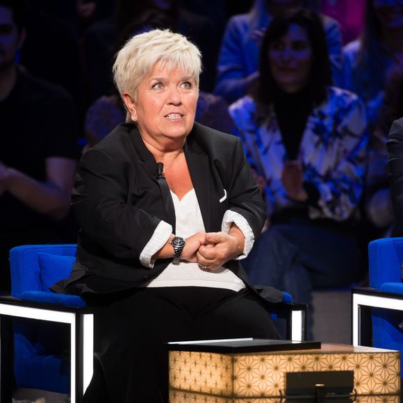 Avant cela, elle a eu des problèmes de dos

Exclusif - Mimie Mathy à l'enregistrement de l'émission "La Boîte à secrets 4" à Paris,le 23 janvier 2020

Photo : Tiziano Da Silva / Bestimage