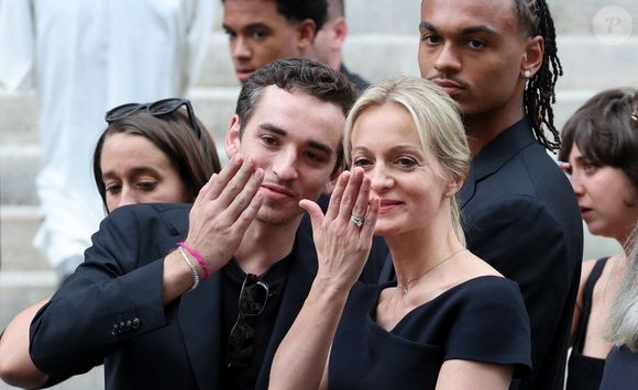 Malgré tout, ses enfants saluent un modèle de liberté et d’originalité.

Gaston Ardisson, Audrey Crespo-Mara et son fils Sékou à la sortie des obsèques de Thierry Ardisson en l’église Saint-Roch de Paris, France, le 17 juillet 2025. © Clovis-Jacovides/Bestimage