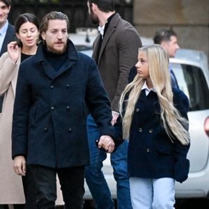 Jean Sarkozy et Giulia Sarkozy - Le clan Sarkozy à la sortie du domicile de Nicolas Sarkozy domicile parisien avant son incarcération à la prison de La Santé à Paris, France, le 21 octobre 2025. Nicolas Sarkozy purgera une peine de cinq ans de prison après avoir été reconnu coupable d'association de malfaiteurs en lien avec un projet de financement de la campagne électorale de 2007 de l'ancien dictateur libyen Mouammar Kadhafi. Nicolas Sarkozy, qui a connu de nombreux ennuis judiciaires depuis sa défaite à la réélection en 2012, sera incarcéré le 21 octobre 2025 pour un projet visant à obtenir des fonds libyens pour sa campagne présidentielle victorieuse de 2007, devenant ainsi le premier ancien dirigeant d'un pays de l'Union européenne à purger une peine de prison. L'ancien dirigeant français a fait appel du verdict et dénoncé une "injustice". © Bestimage