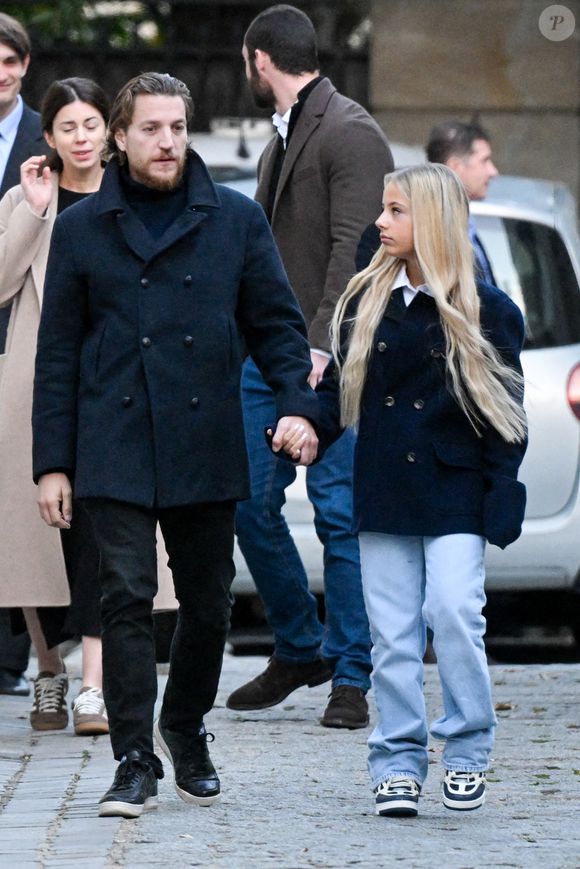 Jean Sarkozy et Giulia Sarkozy - Le clan Sarkozy à la sortie du domicile de Nicolas Sarkozy domicile parisien avant son incarcération à la prison de La Santé à Paris, France, le 21 octobre 2025. Nicolas Sarkozy purgera une peine de cinq ans de prison après avoir été reconnu coupable d'association de malfaiteurs en lien avec un projet de financement de la campagne électorale de 2007 de l'ancien dictateur libyen Mouammar Kadhafi. Nicolas Sarkozy, qui a connu de nombreux ennuis judiciaires depuis sa défaite à la réélection en 2012, sera incarcéré le 21 octobre 2025 pour un projet visant à obtenir des fonds libyens pour sa campagne présidentielle victorieuse de 2007, devenant ainsi le premier ancien dirigeant d'un pays de l'Union européenne à purger une peine de prison. L'ancien dirigeant français a fait appel du verdict et dénoncé une "injustice". © Bestimage