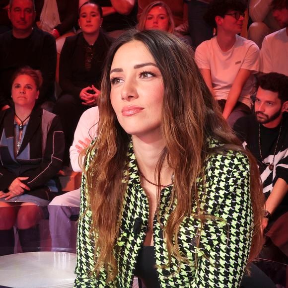 En légende, l'ex-Miss a simplement écrit : "Merci la vie".
Exclusif - Delphine Wespiser, sur le plateau de  TBT9 présenté par C.Hanouna, et diffusé en direct sur W9, Paris, France, le 17 mars 2026. © Jack Tribeca / Bestimage