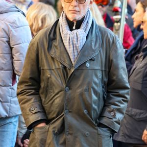 Interviewé dans l'émission "50 Minutes Inside", le mari d'Hélène a confié comment il vivait la perte de son fidèle ami ainsi que le beau geste qu'il avait eu avec ses complices Josiane Balasko, Marie-Anne Chazel, Christian Clavier, Gérard Jugnot ou Bruno Moynot lors de leur dernier adieu à Michel Blanc.

Thierry Lhermitte - Sortie des Obsèques de Michel Blanc en l'église Saint-Eustache à Paris, le 10 octobre 2024. 
© Moreau / Jacovides / Bestimage