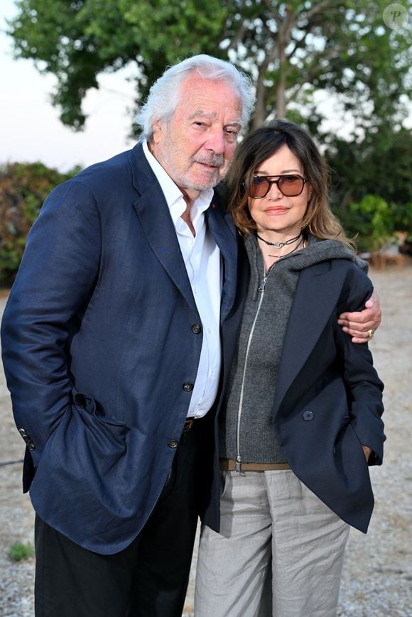 Exclusif - Pierre Arditi et sa femme Evelyne Bouix durant la soirée d'ouverture de la troisième édition des Théâtrales d'Eze à l'oppidum du Col d'Eze, le 1er août 2025. © Bruno Bebert / Bestimage