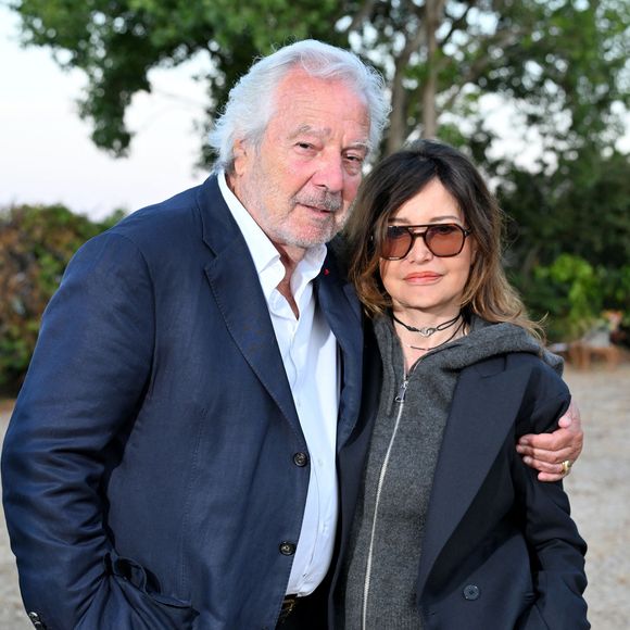Exclusif - Pierre Arditi et sa femme Evelyne Bouix durant la soirée d'ouverture de la troisième édition des Théâtrales d'Eze à l'oppidum du Col d'Eze, le 1er août 2025. © Bruno Bebert / Bestimage