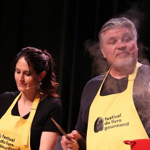 Ils se sont mariés en août 2017 et ont une fille, Blanche.
Vanessa et David Douillet au 20ème Festival du Livre gourmand au Théâtre de Périgueux, le 16 novembre 2025. © Jean-Marc Lhomer / Bestimage.