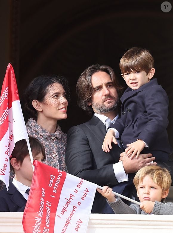 Raphaël Elmaleh, Charlotte Casiraghi, Dimitri Rassam et leur fils Balthazar Rassam - La famille princière au balcon du palais lors de la Fête Nationale de la principauté de Monaco le 19 novembre 2022.

© Dominique Jacovides / Bruno Bebert / Bestimage