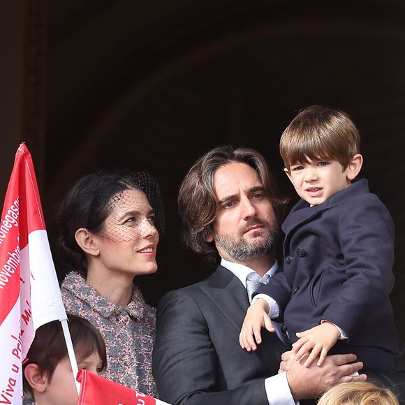 Raphaël Elmaleh, Charlotte Casiraghi, Dimitri Rassam et leur fils Balthazar Rassam - La famille princière au balcon du palais lors de la Fête Nationale de la principauté de Monaco le 19 novembre 2022.

© Dominique Jacovides / Bruno Bebert / Bestimage