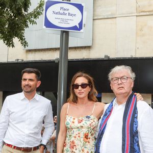 Laura Smet, accompagnée des délégués généraux du festival FFA, Marie-France Brière et Dominique Besnehard, ancien agent de l'actrice et ami de longue date, et du maire d'Angoulême Xavier Bonnefont, inaugure la place en hommage à sa mère Nathalie Baye devant le cinéma CGR: au niveau du 30 rue Saint Roch, à Angoulême, France, le 20 août 2026 © Jean-Marc Lhomer/Bestimage