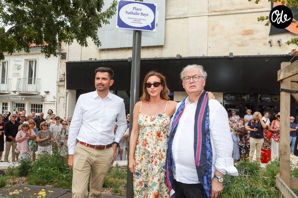 Laura Smet, accompagnée des délégués généraux du festival FFA, Marie-France Brière et Dominique Besnehard, ancien agent de l'actrice et ami de longue date, et du maire d'Angoulême Xavier Bonnefont, inaugure la place en hommage à sa mère Nathalie Baye devant le cinéma CGR: au niveau du 30 rue Saint Roch, à Angoulême, France, le 20 août 2026 © Jean-Marc Lhomer/Bestimage