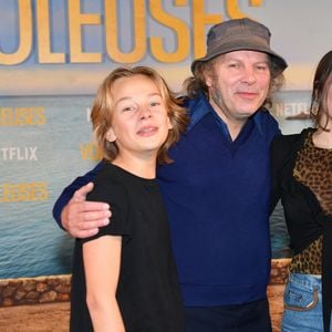 “Cette question est atroce ! J'évite de la poser à mes enfants qui ont 13 et 14 ans. Trouver un métier qui te transporte, c'est compliqué”, a-t-elle confié.

Billy, le fils de Philippe Katrine et Julie Depardieu, Philippe Katerine, sa fille Edie Blanchard - Avant-première du film "Voleuses" diffusé sur Netflix.
Paris le 24 octobre 2023.
© Veeren / Bestimage