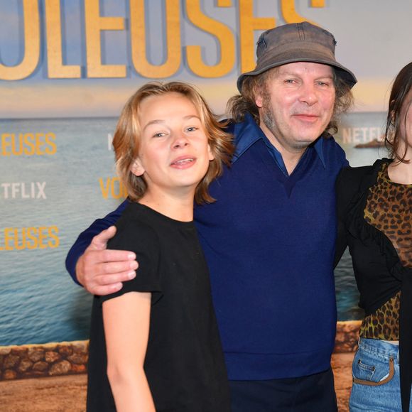 “Cette question est atroce ! J'évite de la poser à mes enfants qui ont 13 et 14 ans. Trouver un métier qui te transporte, c'est compliqué”, a-t-elle confié.

Billy, le fils de Philippe Katrine et Julie Depardieu, Philippe Katerine, sa fille Edie Blanchard - Avant-première du film "Voleuses" diffusé sur Netflix.
Paris le 24 octobre 2023.
© Veeren / Bestimage