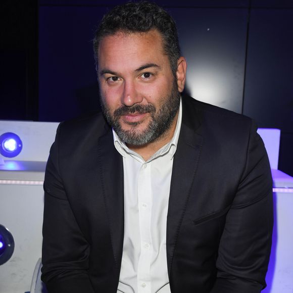 40 ans après le drame, il a choisi de replonger dans ce souvenir, celui du meurtre brutal d’une adolescente, perpétré par un homme de 40 ans qui n’avait pas supporté ses refus...

Bruce Toussaint - Conférence de presse de rentrée de BFM.TV à Paris le 5 septembre 2019.

© Guirec Coadic / Bestimage