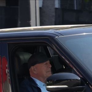 Studio city, CA - EXCLUSIF - Bruce Willis a été vu en train de boire un verre pendant environ une heure à Studio City, accompagné de deux gardes du corps. Après la sortie, le groupe est rentré tranquillement chez lui. 2024.  (Backgrid USA / Bestimage).